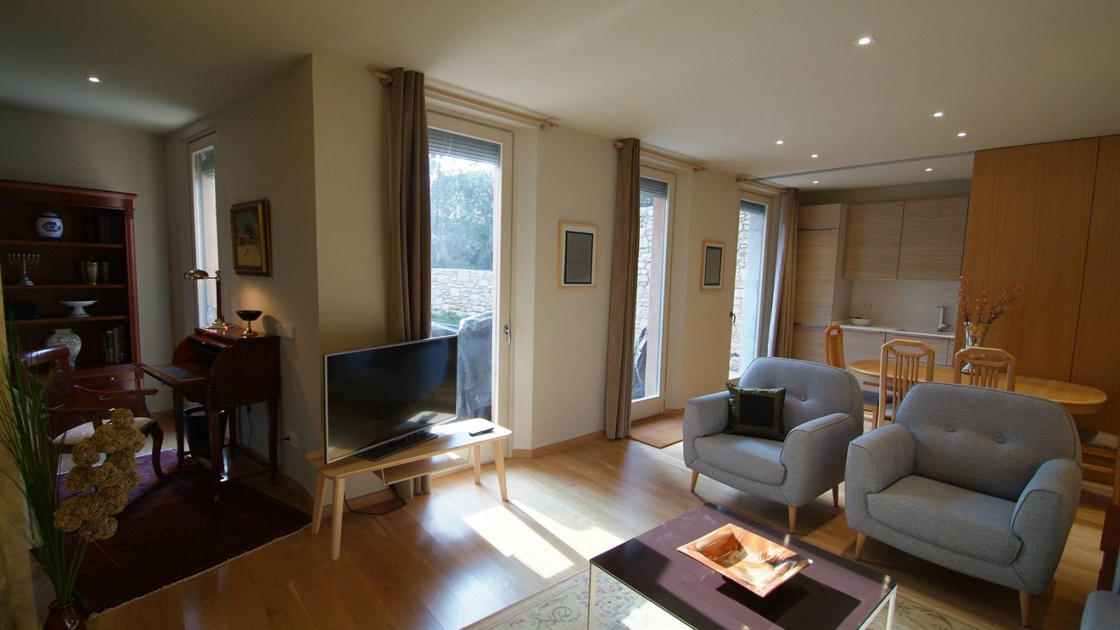 Living room with garden doors at Barri Vell