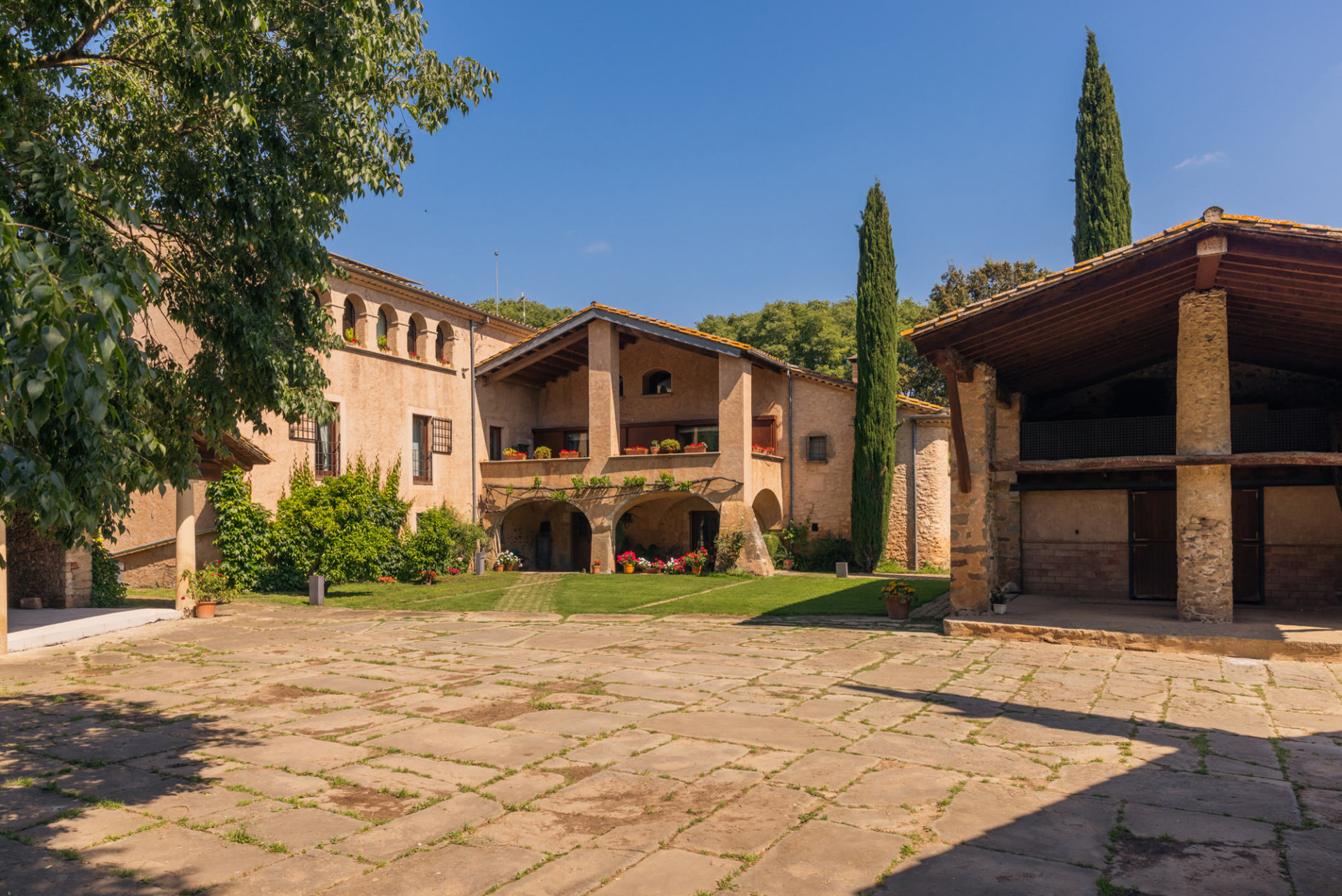 Farmhouse courtyard at Mas Simon