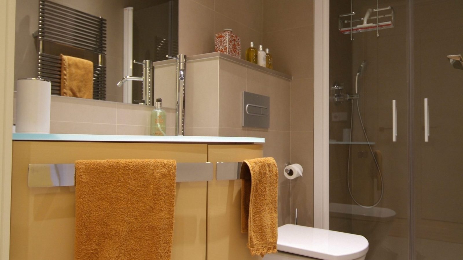 Bathroom with walk-in shower at the Girona old town apartment