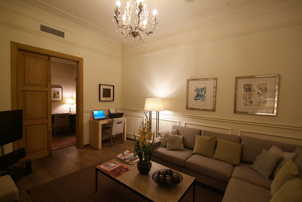 Living room with chandelier at Via Laietana