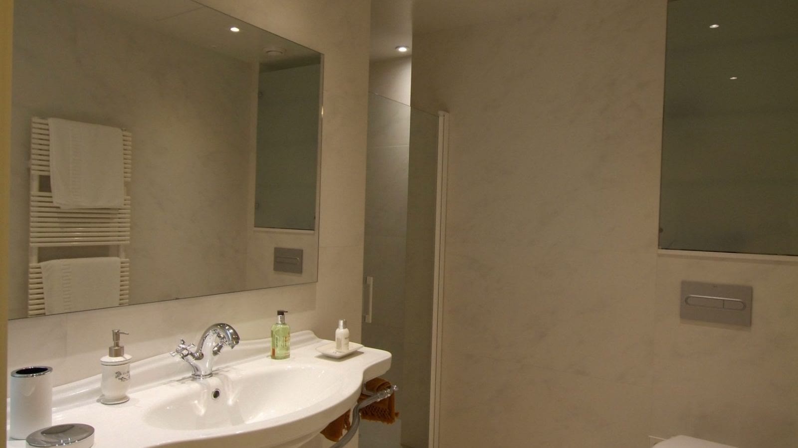 Bathroom vanity at Barri Vell