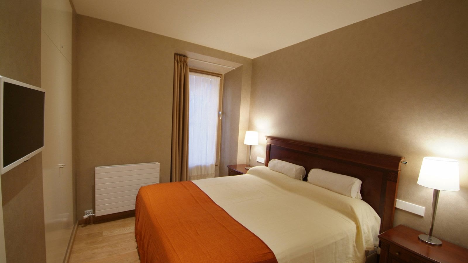 Bedroom with wall-mounted television at Barri Vell