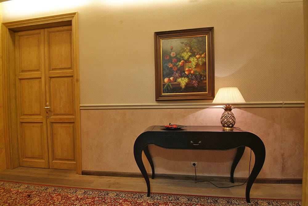 Console table beneath framed artwork at Via Laietana