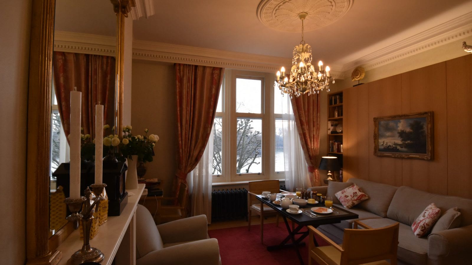 Traditional sitting room with sofas at Chelsea, London